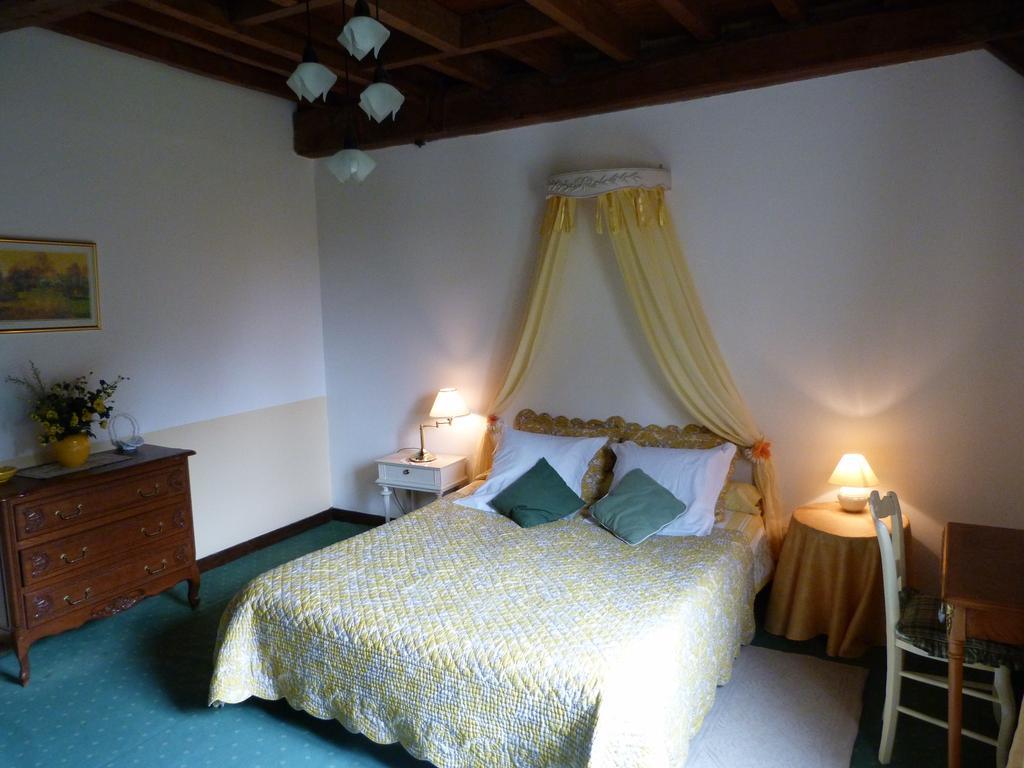 Le Moulin De Fillievres Bed & Breakfast Room photo
